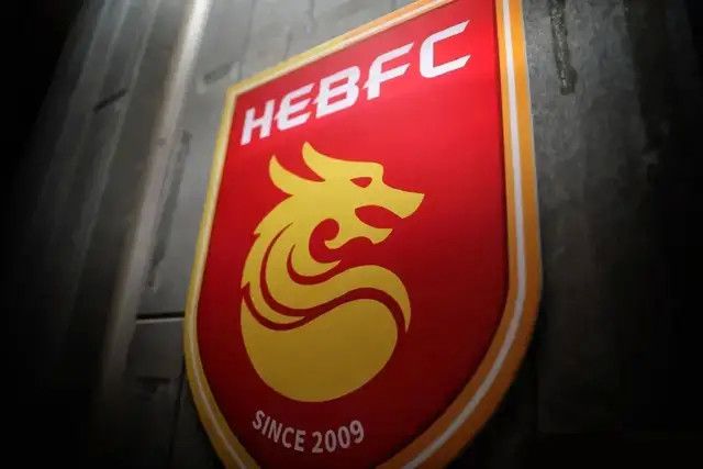 翌日一早，叶辰睁开眼，身边的萧初然已经不见了。
